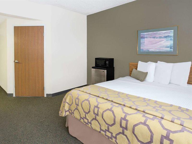 Baymont By Wyndham Janesville Extérieur photo