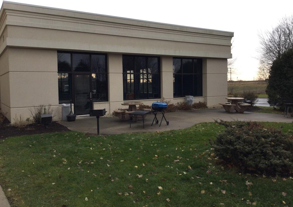 Baymont By Wyndham Janesville Extérieur photo