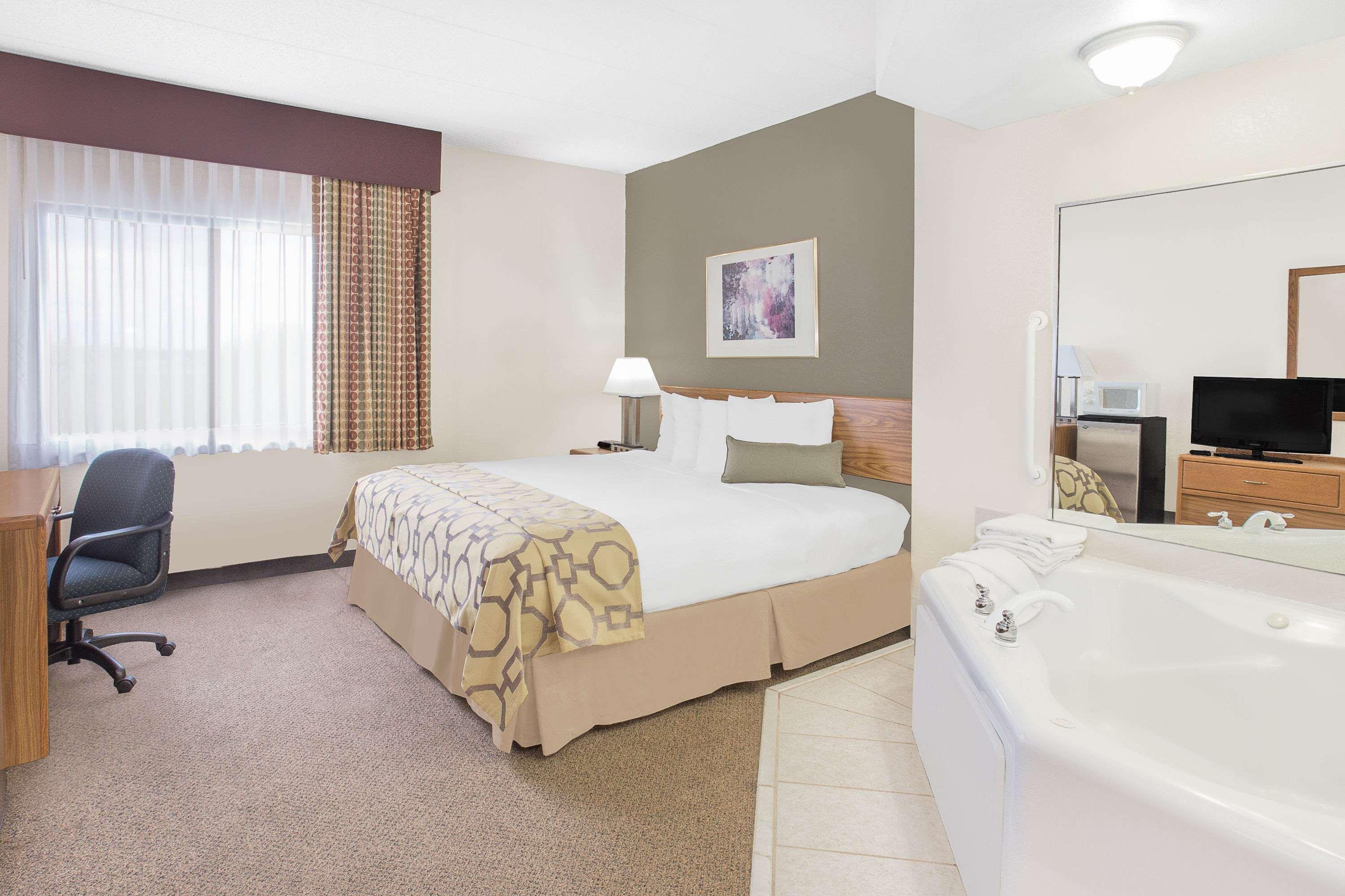 Baymont By Wyndham Janesville Extérieur photo