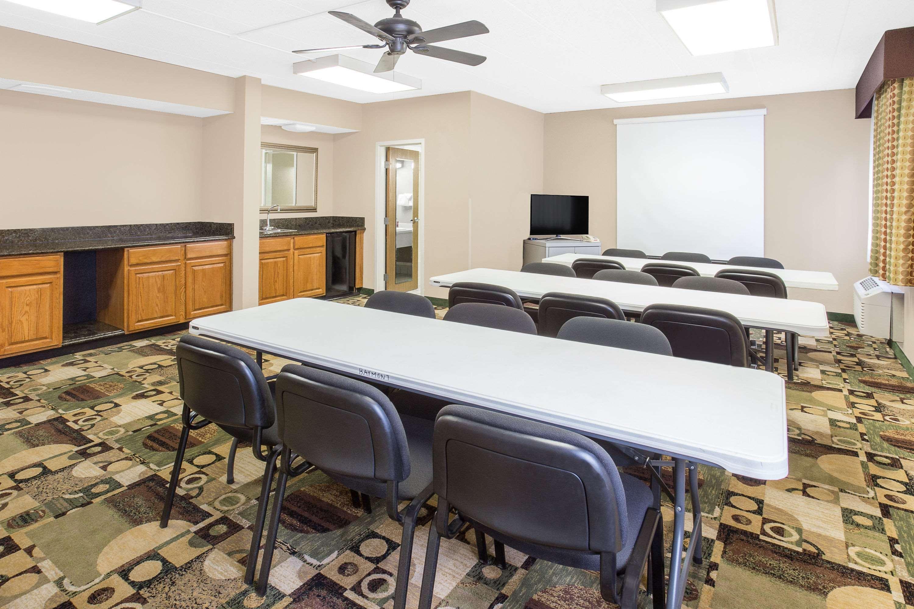 Baymont By Wyndham Janesville Extérieur photo