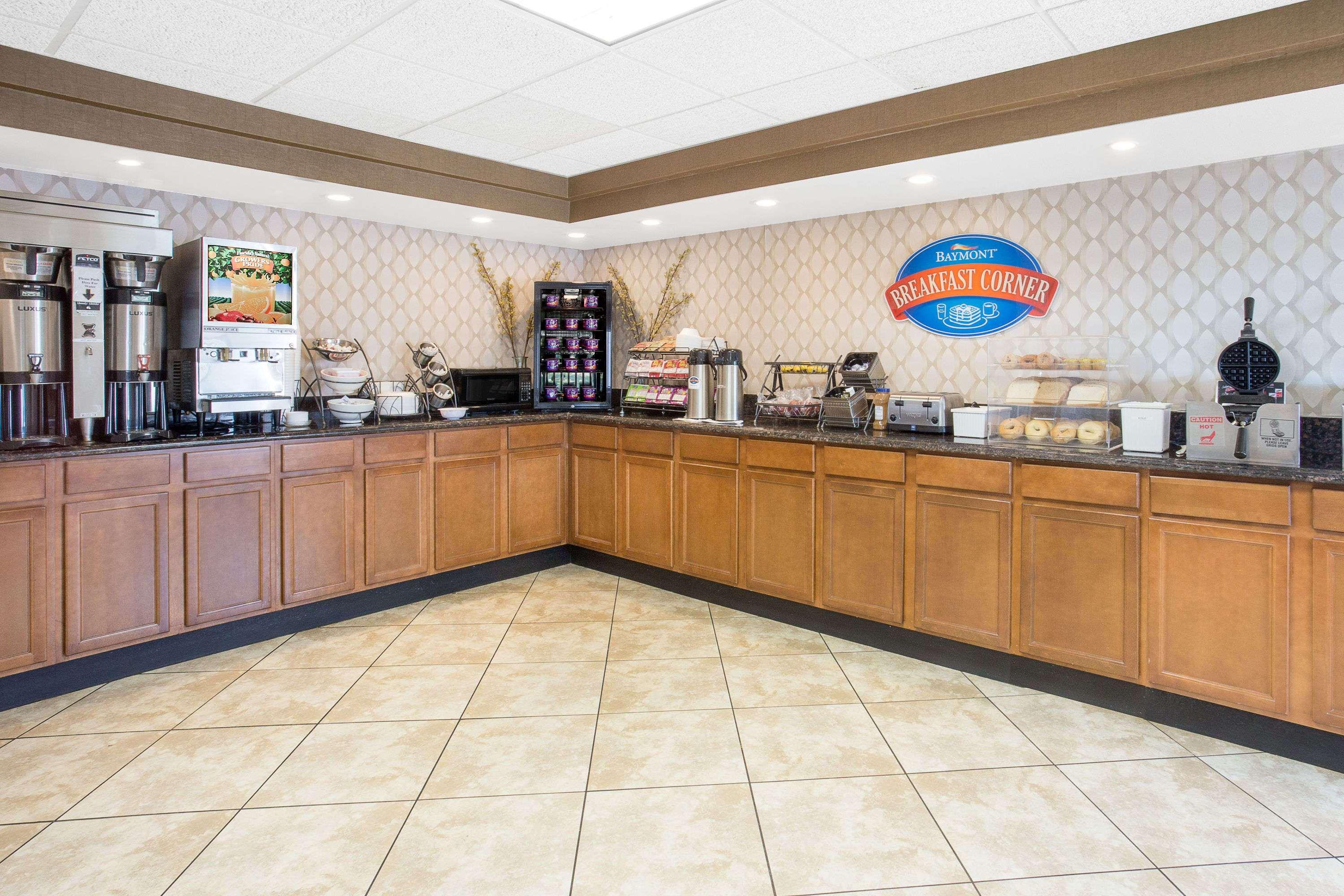 Baymont By Wyndham Janesville Extérieur photo